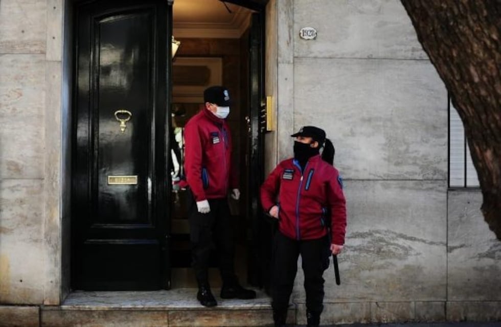 Hallaron ahorcado en una alcaidía al detenido por el asesinato de un joven en un edificio de Recoleta