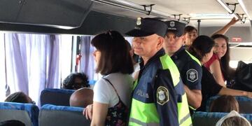 Un acosador de menores fue detenido en un colectivo (Twitter)