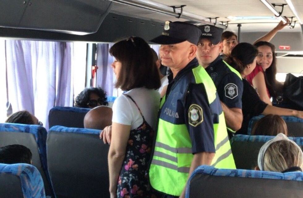 Detuvieron a un hombre por filmar obscenamente a una nena de siete años en un colectivo rumbo a Pilar