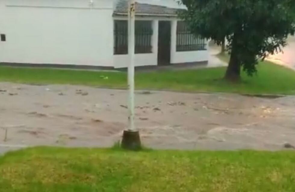 Calles y viviendas inundadas por el temporal en Paraná