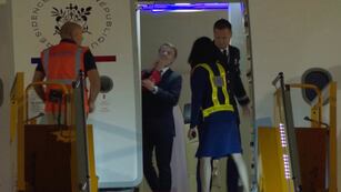 En esta captura tomada de un video, el presidente de Francia, Emmanuel Macron, se prepara para desembarcar de un avión a su llegada, a Hanoi, Vietnam, el domingo 25 de mayo de 2025. (AP Foto/Hau Dinh)