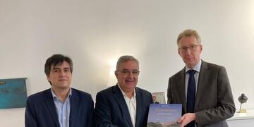 El encuentro entre el gobernador y el embajador sueco abre posibilidades de inversion en la provincia.