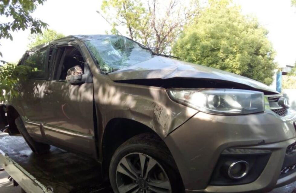 Reventó una cubierta y volcó en la ruta 143