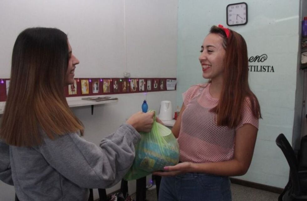 Una villamercedina corta el pelo a cambio de donaciones para dos comedores