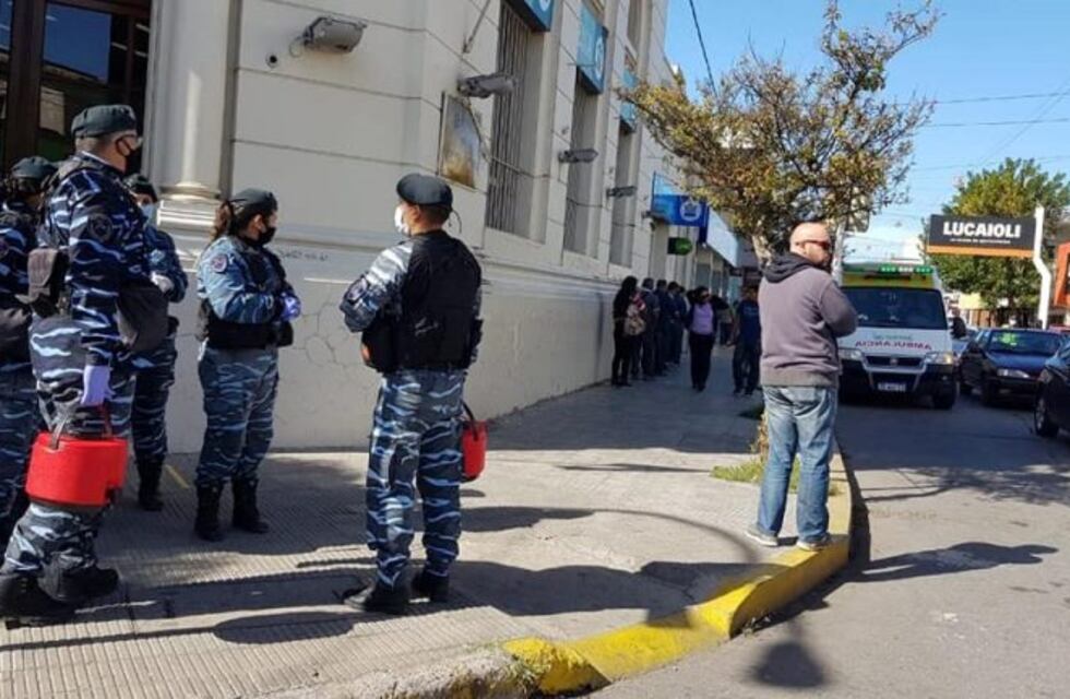 Punta Alta: Policías solidarios repartieron café en ingresos de Bancos