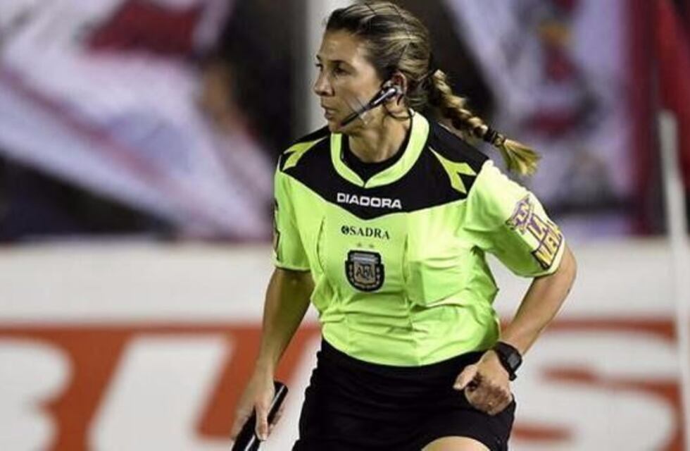 Inédito: una jueza asistente fue designada para dirigir en Primera División