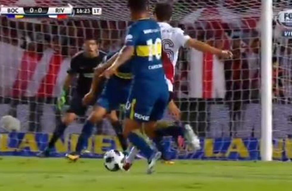 El infantil penal de Edwin Cardona con el cual River abrió el marcador en Mendoza