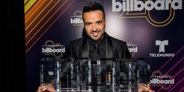 Luis Fonsi con sus premios en abril de 2018\u002E (Foto: Joe Buglewicz/Invision/AP)