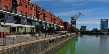 Agua verde en Puerto Madero\u002E (Clarín)