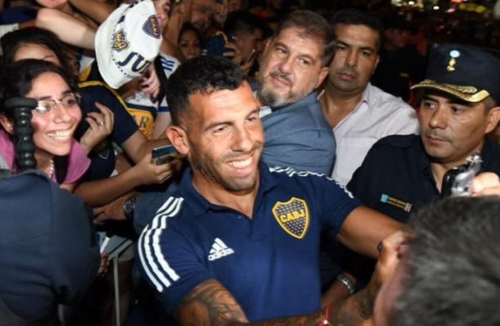 Tevez se mostró emocionado en su llegada a Santiago