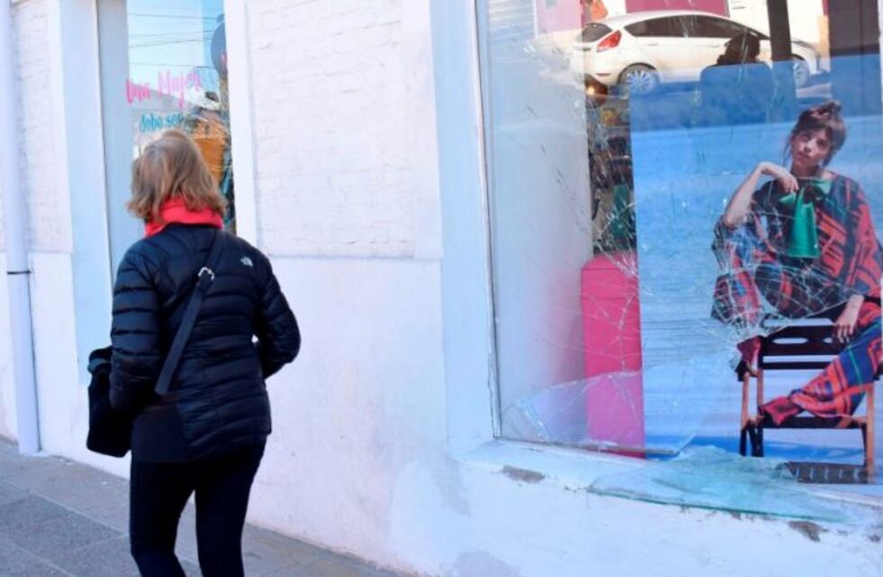 Delincuentes destrozaron y asaltaron comercios en Neuquén
