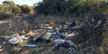 Basura en la vía pública (Facebook)