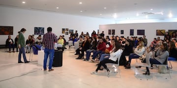 La escritora Paula Bombara mantuvo un encuentro con estudiantes secundarios (Prensa Municipalidad de Rafaela)