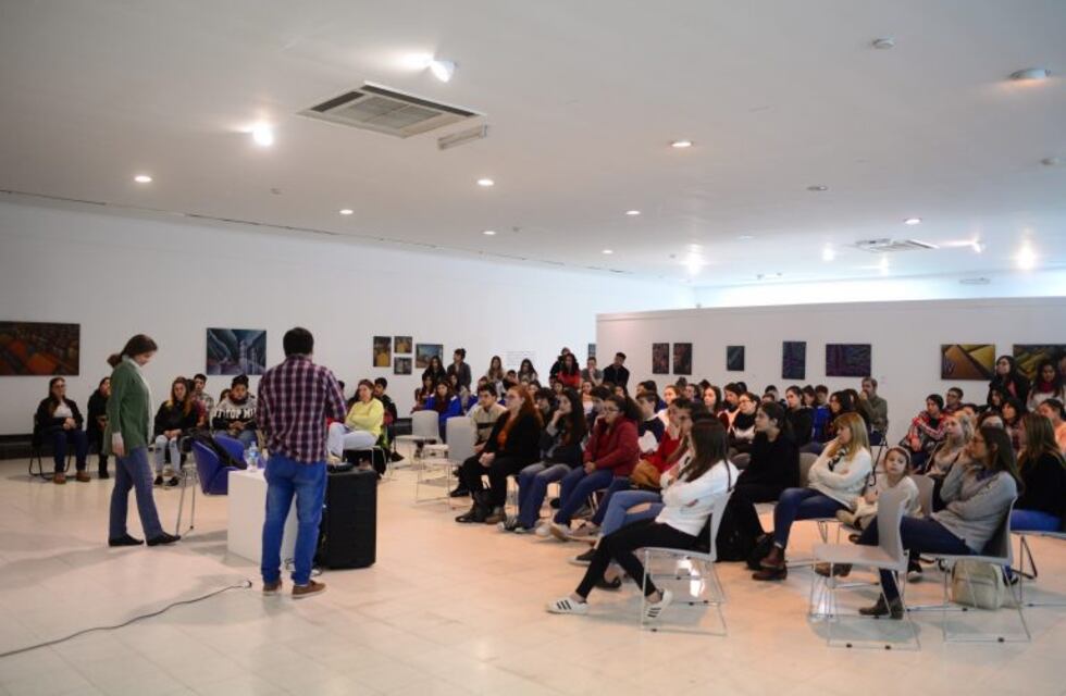La escritora Paula Bombara inspiró a los jóvenes de la ciudad