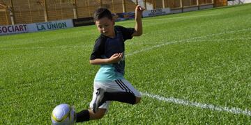 Un luego sobre el césped del Guacuarí de uno de los chicos que asistieron a la jornada dirigida por Cascini\u002E (Misiones Online)