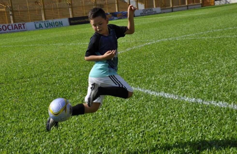Los chicos tuvieron su clínica de fútbol con una gloria boquense en Crucero
