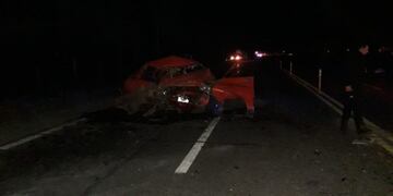 Uno de los autos se cruzó de carril y embistió a la camioneta\u002E