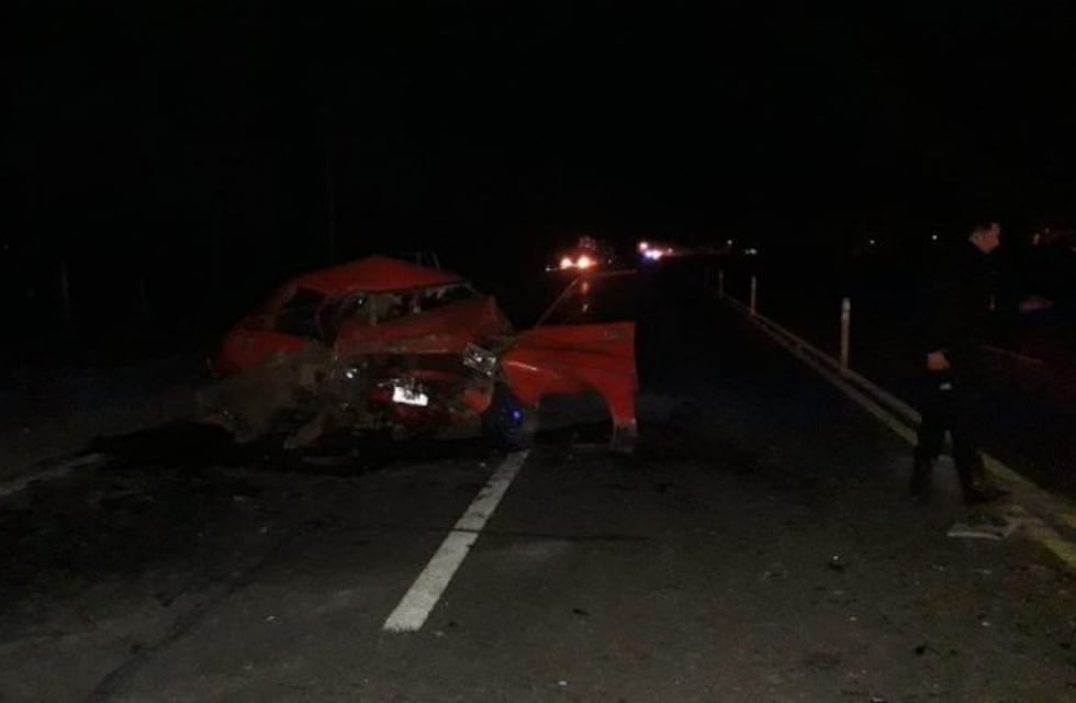 En plena ruta chocaron un auto y una camioneta: un herido grave