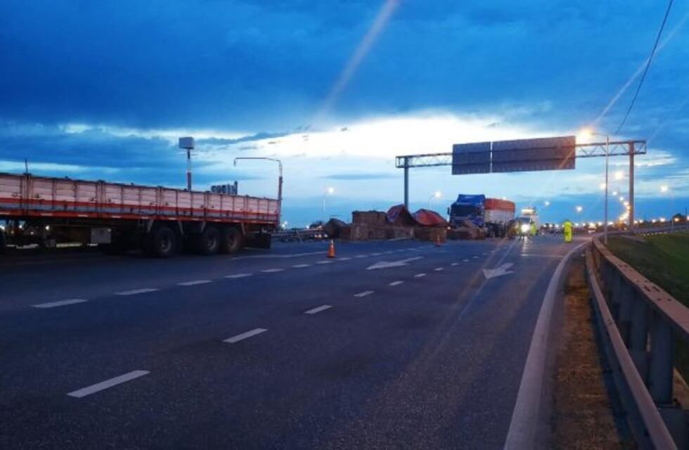 Camión volcó en Circunvalación y dejó toda su carga de cartón en la calzada