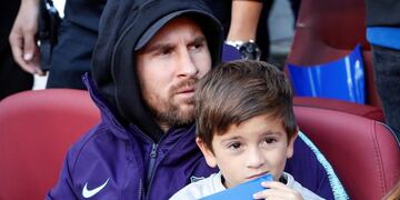 28 October 2018, España, Barcelona: Lionel Messi, del Barcelona, observa con su hijo el encuentro ante el Real Madrid en el estadio Camp Nou\u002E Foto: -/Gtres/dpa +++ dpa-fotografia +++ españa lionel messi campeonato torneo liga española español futbol futbolistas partido barcelona real madrid
