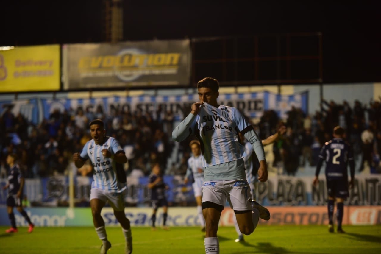 Julián Vignolo, delantero de Racing, festejando su gol ante Quilmes. (Javier Ferreyra / La Voz)