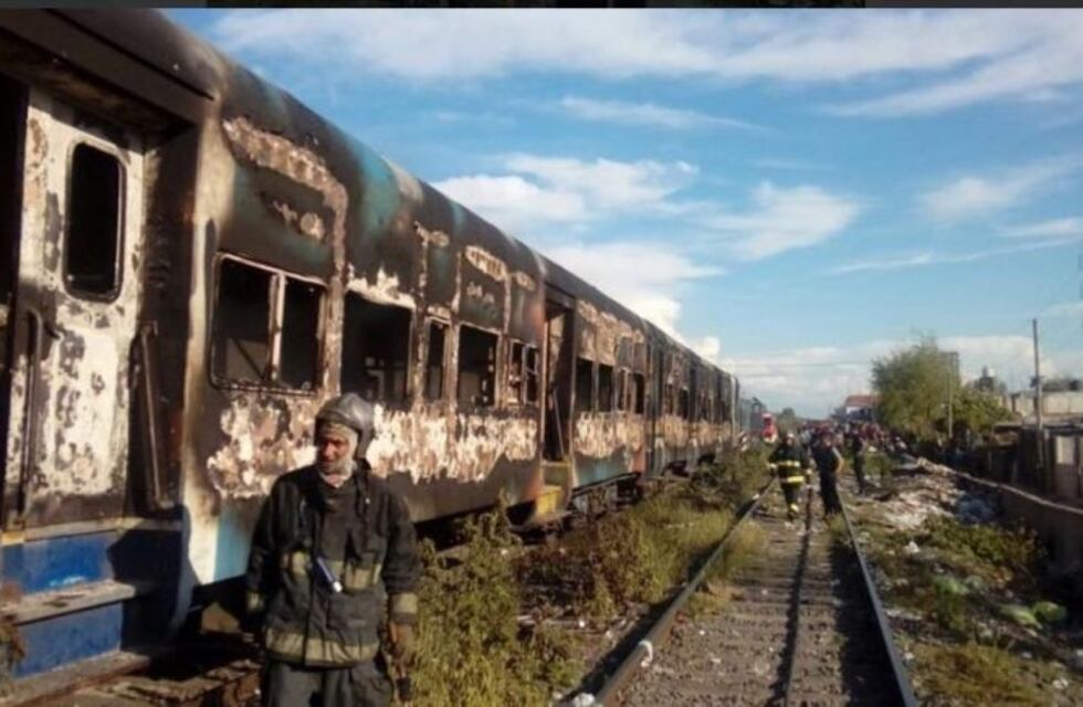 Incendiaron tres coches del tren Roca durante una protesta