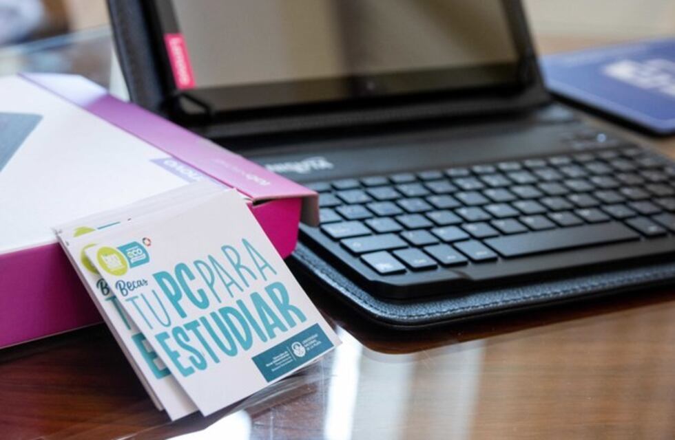 La UNLP distribuyó 250 tablets gratuitas para alumnos de sus cinco colegios