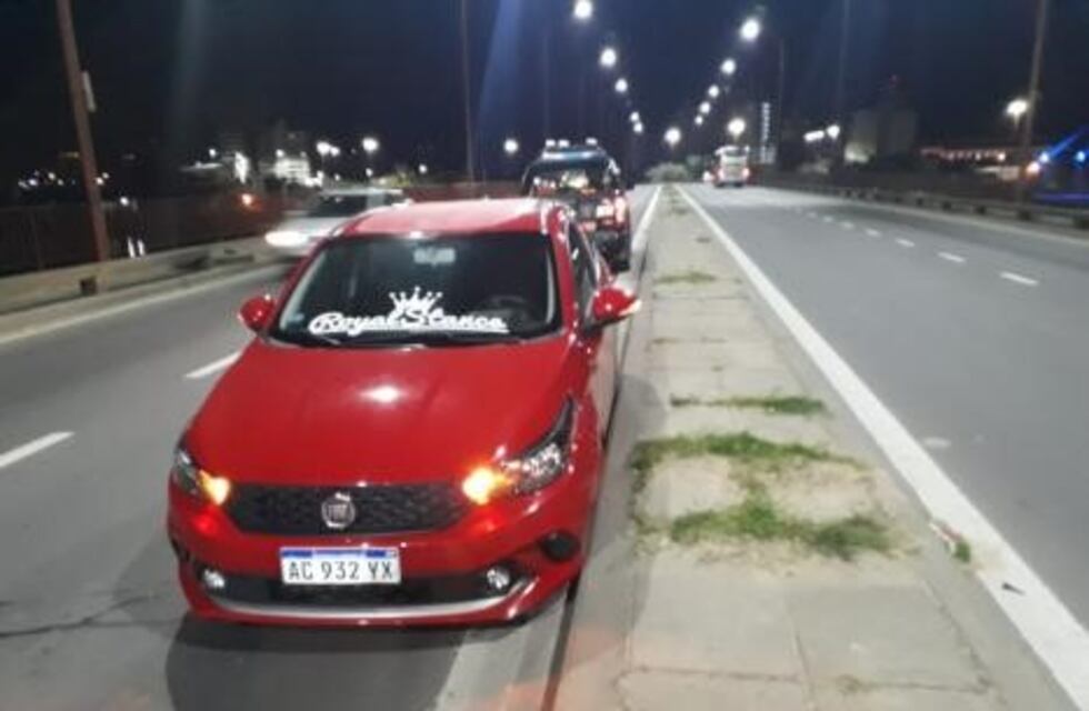 Robó un auto en Rincón, escapó hasta el puente Oroño y se arrojó a la Setúbal: fue detenido