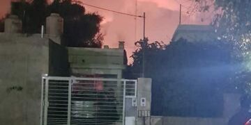 Así se veían las llamas a unas cuadras de donde explotó el depósito\u002E