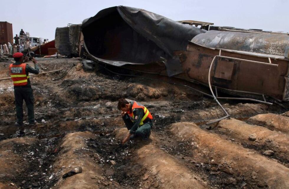 Mueren 139 personas por la explosión de un camión cisterna en Pakistán