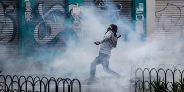 Un manifestante enmascarado arroja piedras a las fuerzas de seguridad durante una protesta contra el aumento de los precios del combustible\u002E El gobierno ecuatoriano ha declarado el estado de emergencia durante 60 días\u002E Crédito: Juan Diego Montenegro / dpa\u002E