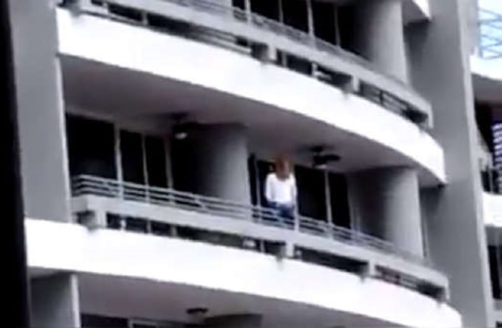 Quiso sacarse una selfie y cayó de un piso 27