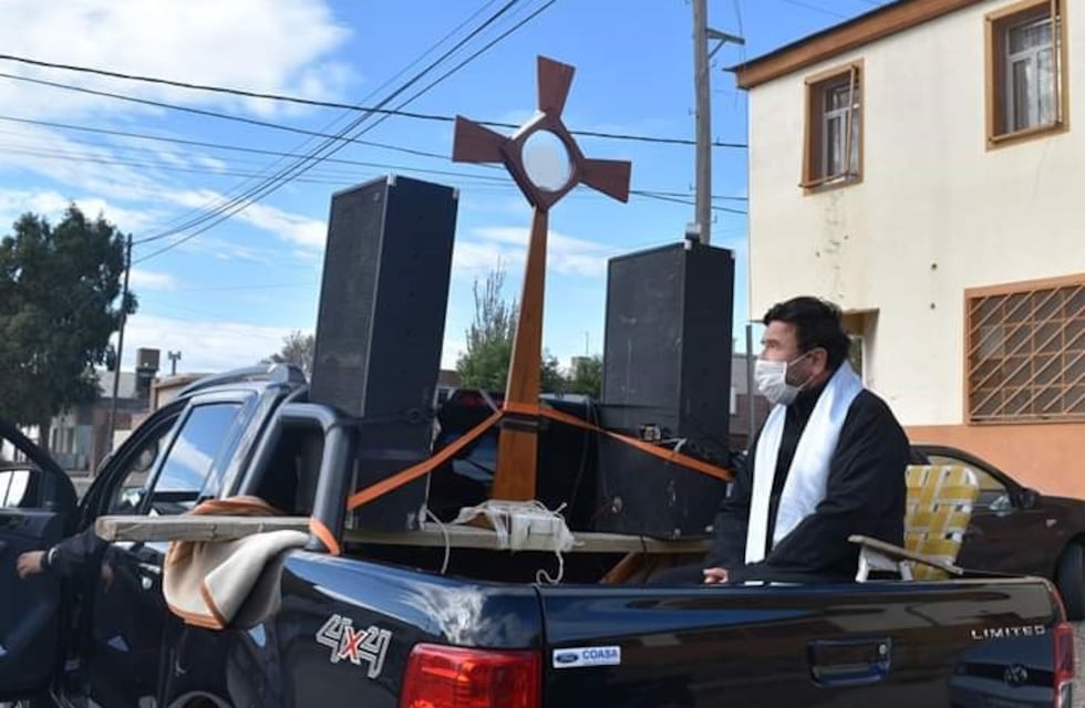 Domingo de Resurrección: el Santísimo Sacramento recorrió la ciudad y bendijo a las familias de Caleta