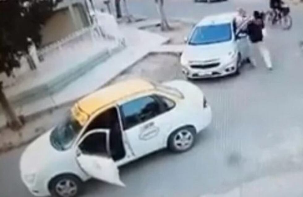 Video: escrachan a un remisero por una brutal paliza a un anciano