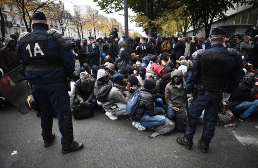 Evacuaron el campamento improvisado de refugiados más grande de París