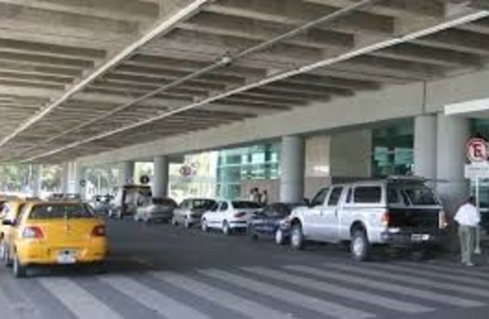 Taxistas del aeropuerto piden cambios en la parada