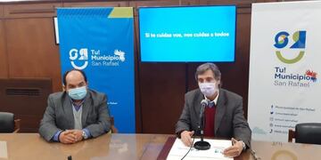 Emir Félix y el director de Salud municipal Isidro Cuello