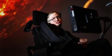 El físico Stephen Hawking durante el estreno de un programa sobre el universo\u002E