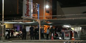 Degollaron a un hombre en un supermercado de Corrientes\u002E (Foto: El Litoral)