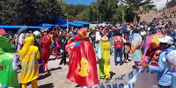 Coloridos personajes en el carnaval de Humahuaca, Jujuy