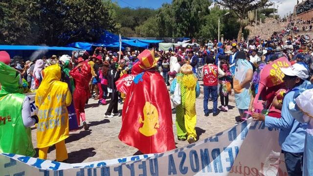 Coloridos personajes en el carnaval de Humahuaca, Jujuy