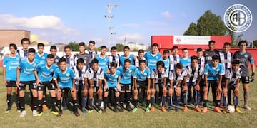 El fútbol para reconciliar: los juveniles de Belgrano y Talleres posaron juntos antes de la final en Liga Cordobesa\u002E