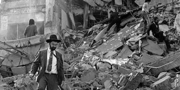 Una de las imágenes conmovedoras del día del atentado\u002E (Por ALI BURAFI / AFP)