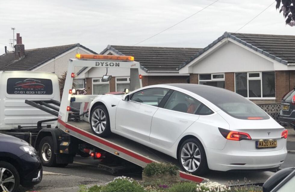 Compró un Tesla nuevo y al mes, con solo 500 km de uso, se quedó con el volante en la mano
