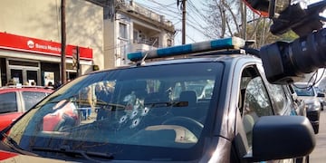 Una de las camionetas de la fuerza fue alcanzada por varios proyectiles\u002E (@belitaonline)