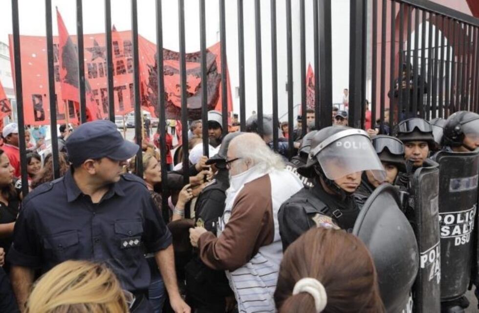 Manifestantes sitiaron a empleados y vecinos en el CCM