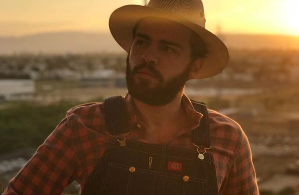 Viral: Su hermano se disfraza de cosas terminadas en "Thor", lo compartió en Twitter y la está rompiendo