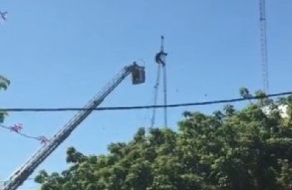 Increíble rescate de un hombre que quedó colgado de una antena