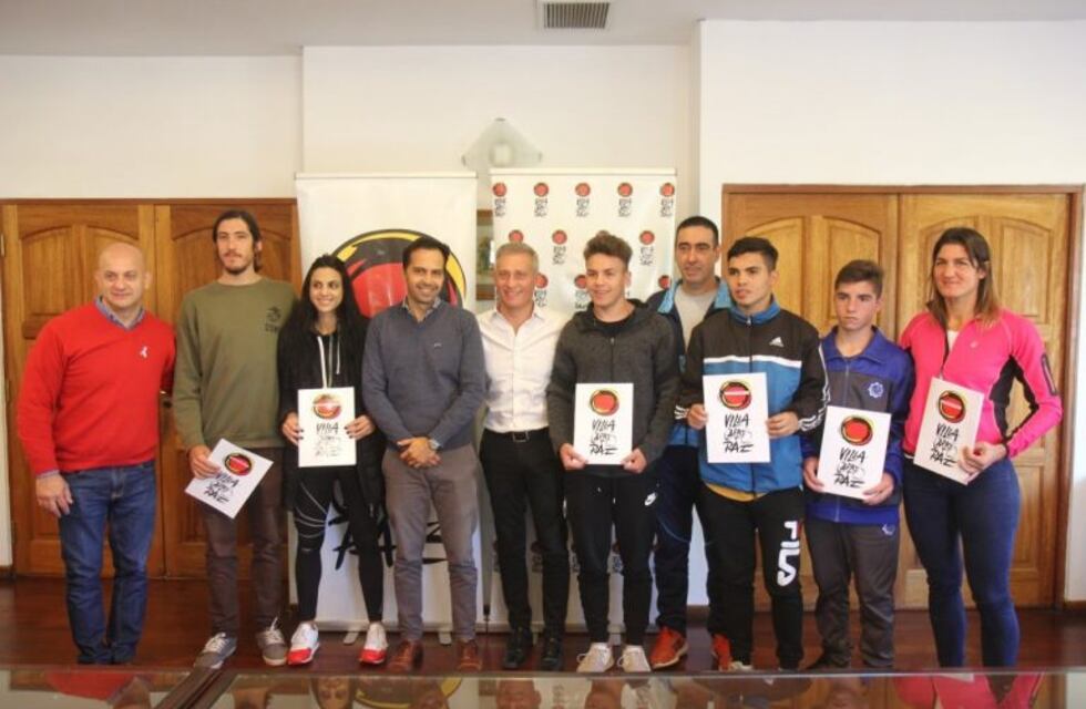 Carlos Paz entregó ayuda económica a siete deportistas