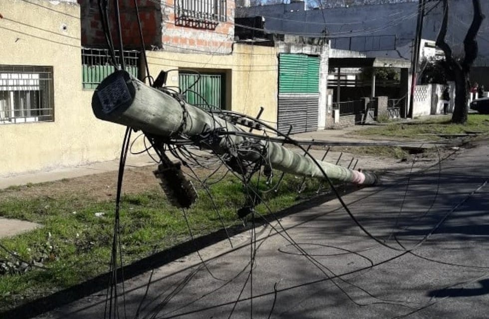 Un camionero dejó sin cable ni teléfono a un sector de zona sur, y otro destrozó un auto a las pocas cuadras